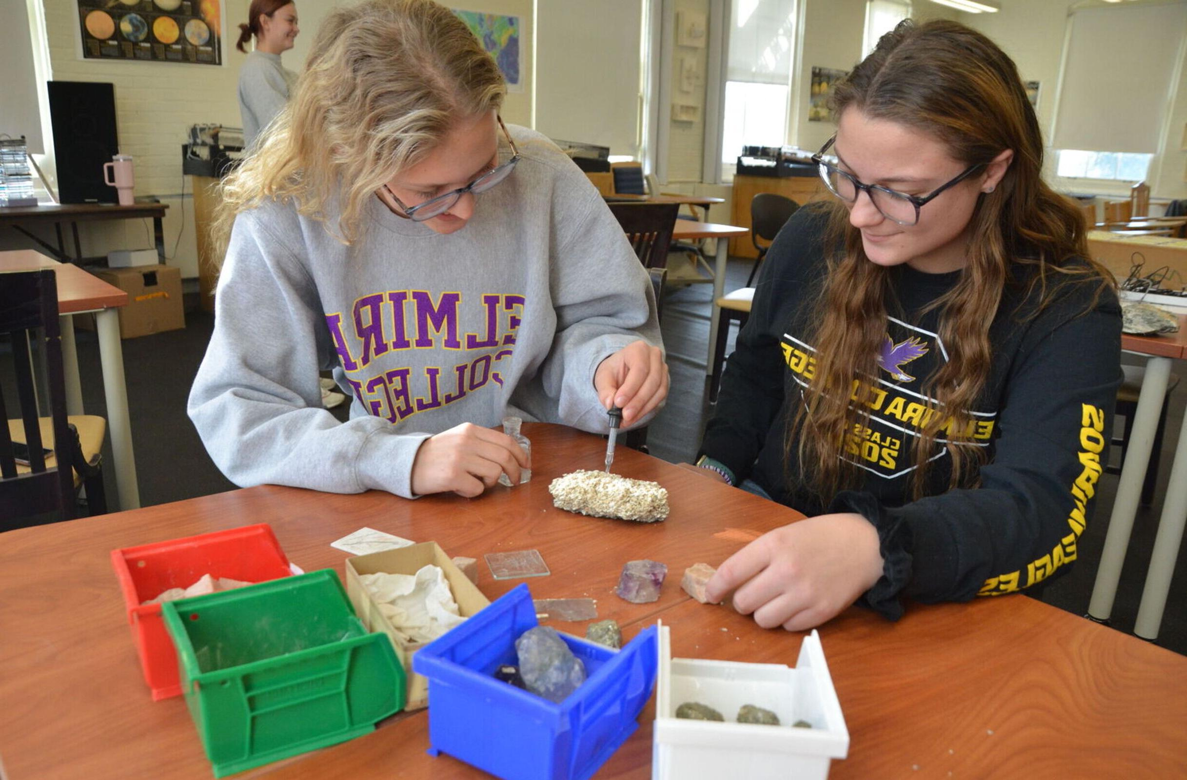 两名女学生在环境科学课上用石头做实验